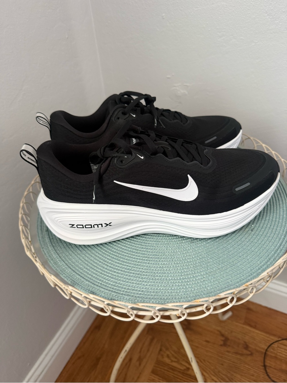 Nike Vomero Plus Men’s Black and White Athletic Running Shoes - Picture 2 of 10